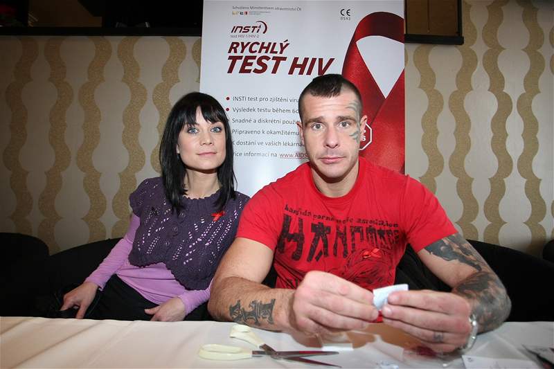 árka Ullrichová a Robert Rosenberg jako tváe kampan revoluního testu na HIV
