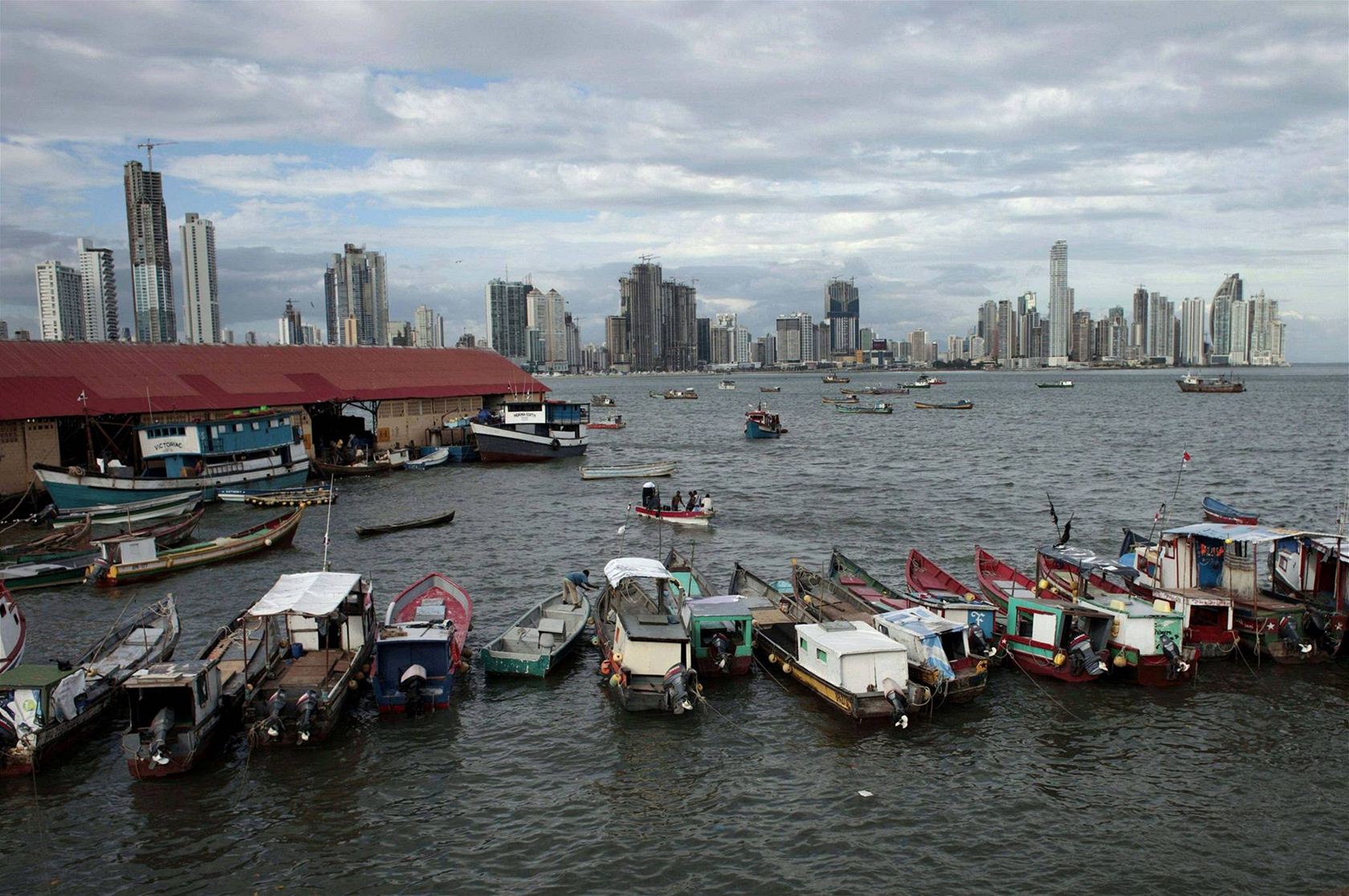 Mraky nad Panama City.