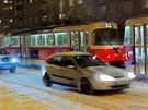 Kolona aut a tramvají v praských Stranicích. (1. prosince 2010)