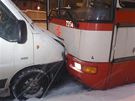 Nehoda autobusu a ty osobních aut v ulici Na Stri v Praze