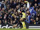 STAV BEZTÍE. Útoník Chelsea Nicolas Anelka letí vzduchem po souboji s brankáem Evertonu Timem Howardem.