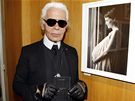 Vysoký límeek, erné brýle a rukavice patí k image módního návrháe Karla Lagerfelda