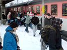 Ve stedoeských Úvalech nabraly vlaky 45 minutové zpodní. Nakonec vymrzlým cestujícím zastavil mezinárodní rychlík. (2. prosince 2010)