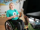 Desetilet Ivan Nestval, kter prodlal akutn diseminovanou encefalomyelitidu a je upoutn na invalidn vozk.