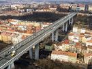 Nuselský most v Praze má délku 485 metr, íku 26 metr a svtlou výku 42...