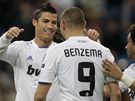 Ronaldo z Realu Madrid blahopeje Benzemovi ke vstelenému gólu