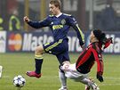 Eriksen z Ajaxu obchází Ronaldinha z AC Milán