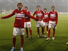 NEBLBNTE! Fotbalisté Spartaku Moskva domlouvají svým fanoukm. Mezi hrái je i eský reprezentant Marek Suchý (íslo 17).