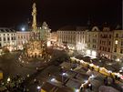 Vánoní jarmark na Horním námstí v centru Olomouce, kde se nachází i známá dominanta msta, Sloup Nejsvtjí Trojice.