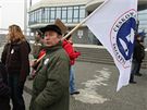 Na ti stovky stávkujících odborá ze státní sféry, protestujících proti sniování plat, se po poledni shromádilo ped budovou Krajského úadu v Olomouci.