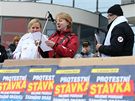 Na ti stovky stávkujících odborá ze státní sféry, protestujících proti sniování plat, se po poledni shromádilo ped budovou Krajského úadu v Olomouci.