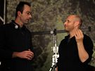 Z natáení první ady seriálu Terapie: Hagai Levi (vpravo) diskutuje s Petrem...