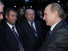 Ruský prezident Vladimír Putin (vpravo) se tí z vítzství pi volb fotbalového mistrovství 2018 mimo jiné i s Romanem Abramoviem, majitelem Chelsea (druhý zleva).