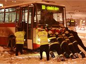 Sníh v Praze zastavil auta i mstskou dopravu