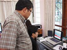 V oddlen pro mlad divky DVB redaktoi pipravuj dokument o internetu v Barm 