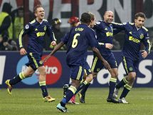 Fotbalist Ajaxu se raduj z glu v sti AC Miln