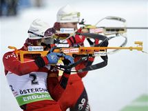 Ole Einar Bjrndalen (vpedu) a Hegle Svendsen na stelnici