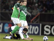 JAKO V LISU. Thiago Motta z Interu Miln (v blm) se dostal mezi hre Werderu Brmy. Vlevo Torsten Frings, vpravo Aaron Hunt.
