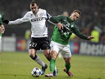 TLO NA TLO. Goran Pandev z Interu Miln (vlevo) bojuje o m s Markem Arnautoviem z Werderu Brmy.