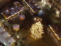 Vánoční jarmark a vánoční strom na Horním náměstí v centru Olomouce.