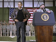 Prezident Obama navtvil vojky na zkladn Bagrm.