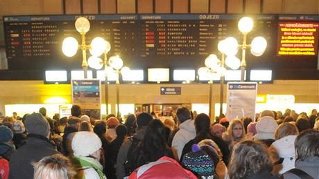 Snhová kalamita zpozdila vlaky v Brn, cestující uvízli na nádraí. (1. prosince 2010)