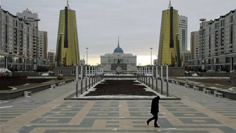 Astana - v pozadí zlaté ve parlamentu a senátu, za nimi prezidentský palác Ak...