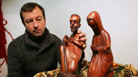 Výstava exotických betlém�, provozovatel galerie Petr Lukas ukazuje betlém z Rwandy.