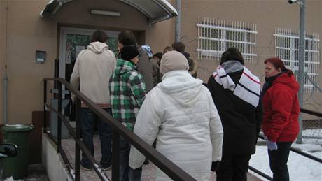 Devááci z praské Z Mendelova stojí ped vchodem do vznice Jiice. (1.12. 2010)