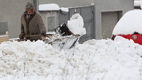 I v Plzni se museli pustit do prohazování cest po vydatné snhové nadílce. (7.12. 2010)