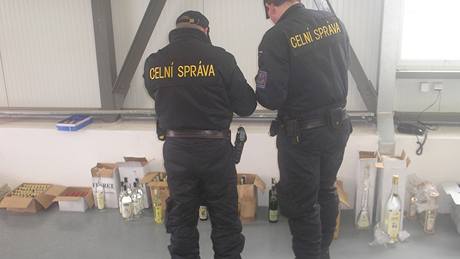 P�i b�né kontrole zadr�eli celníci na Humpolecku dodávku, která vezla p�ed 800 list� nezdan�ného alkoholu.