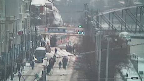 Zábr kamery z 8:24 na praskou Výto, kde stojí tramvaje a cestující chodí pky
