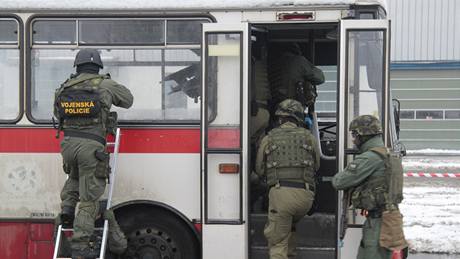 Cvi�ení vojenské policie s nám�tem únosu autobusu