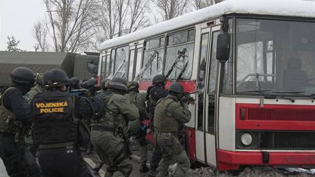 Cvi�ení vojenské policie s nám�tem únosu autobusu