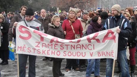 Stávka státních zamstnanc ped Janákovým divadlem v Brn. (8. prosinec 2010)