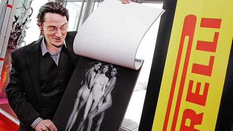 Saa Railov obdivuje fotografie Karla Lagerfelda inspirované eckou mytologií - oficiální odhalení kalendáe Pirelli 2011 (8.prosince 2010)