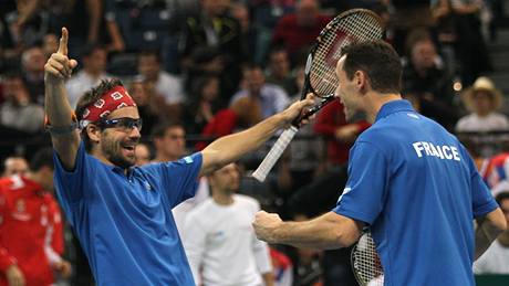 OSLAVA. Francouztí tenisté Arnaud Clement (vlevo) a Michael Llodra slaví vítzství ve tyhe daviscupového finále proti Srbsku.