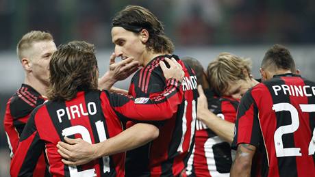 ST�ELEC. Kanonýr AC Milán Zlatan Ibrahimovi� si v oble�ení spoluhrá�� u�ívá radost z branky v zápase proti Brescii.