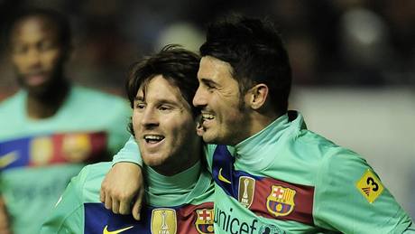 SILNÁ DVOJKA. Lionel Messi a David Villa slaví jeden z gól v síti Osasuny Pamplona.