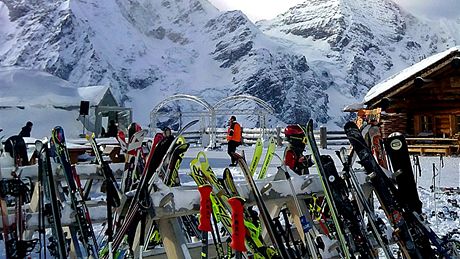 Sulden a Madritschhütte, v pozadí vrcholy Gran Zebru a Ortler