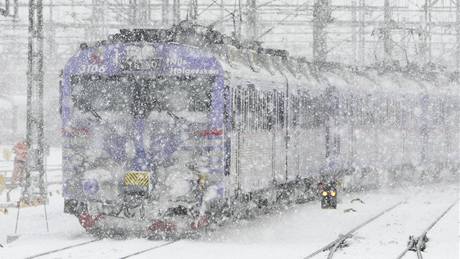 Sníh komplikoval dopravu i ve védsku. Na snímku vlak v Malmö (2. prosince 2010)