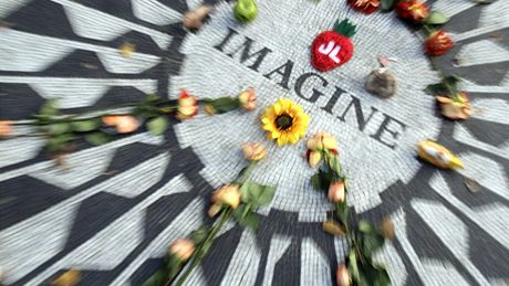 K mozaice Strawberry Fields míily v den výroí úmrtí Johnna Lennona tisíce lidí. Kvtiny zde leely u o den díve. (USA, 7. prosince 2010)