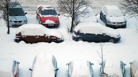 Mnoho idi v Kladn muselo dnes ráno nechat své vozy doma, protoe sníh na parkovitích zstal neodklizen. (2. prosince 2010)