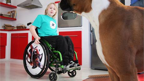 Desetiletý Ivan Nestával, který prodlal akutní diseminovanou encefalomyelitidu a je upoután na invalidní vozík.