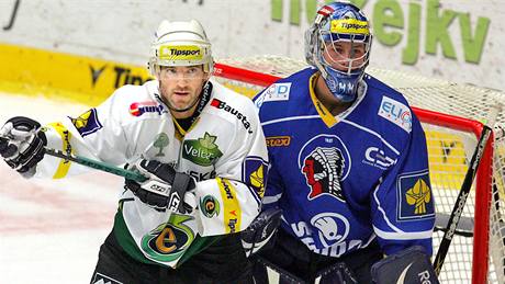 Hokejista David Hruka pi utkání proti Plzni. (22. íjna 2010)
