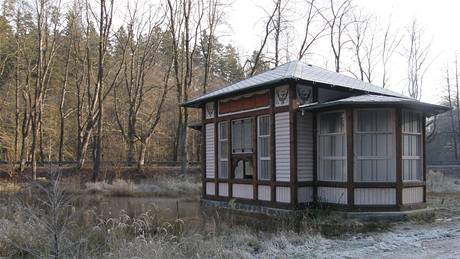 Jezero z vyvrajícího pramene v Jánských koupelích.