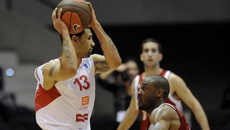 Nymburský basketbalista Tre Simmons rozehrává dalí útok v zápase tetího kola Eurocupu proti Hapoelu Jeruzalém.