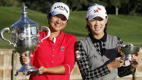 Hráka roku 2010 Tseng Ja-ni (vlevo) a nejlepí ena finanního ebíku LPGA Tour che Na-jon.