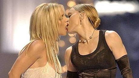 Britney Spears a Madonna se líbají pi vystoupení na MTV Video Music Awards v New Yorku