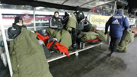 Speciální pikrývky patily k nutnému vybavení na lavice Leverkusenu v osmnáctistupovém mrazu v Trondheimu